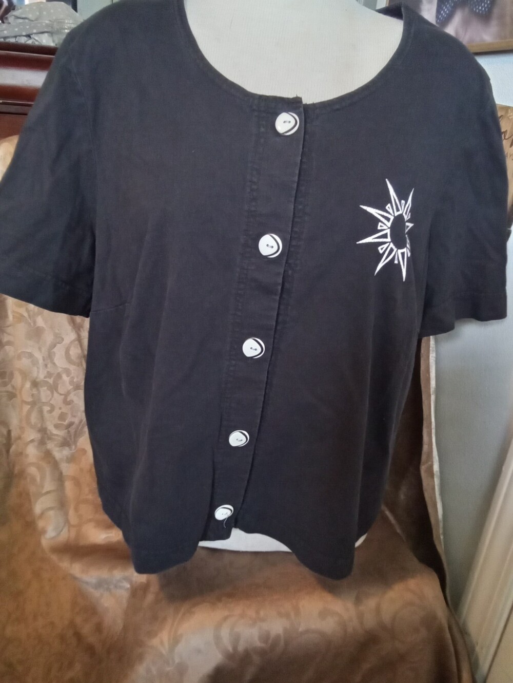 #663 Black Button-Front Women’s Top with Sun Accent - M